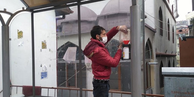 Duraklara konulan el dezenfektanları çalındı