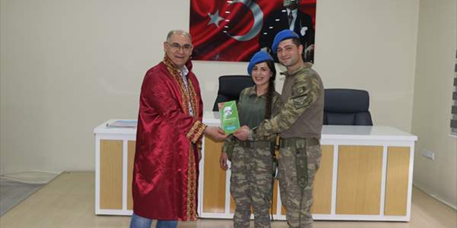 Gelinlik ve damatlık yerine askeri kamuflaj giydiler