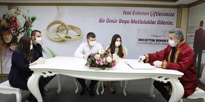 Nikah masasına maske ve eldivenle oturdular
