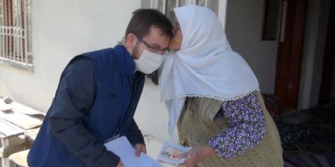 83 yaşındaki kadın, maaşını getiren görevliyi alnından öptü