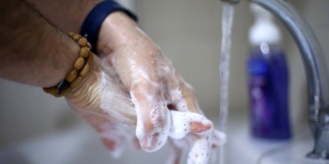 Dermatoloji uzmanı: Eller yıkanırken takılar da çıkarılmalı