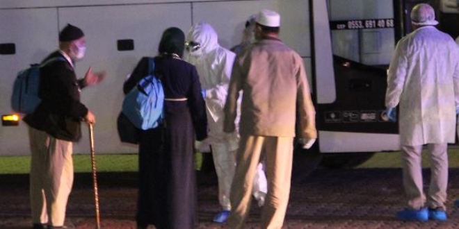 Karamanlı 64 umreci yakınlarına kavuştu