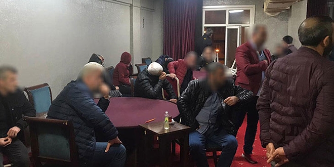Koronavirüse rağmen 26 kişi kahvehanede yakalandı