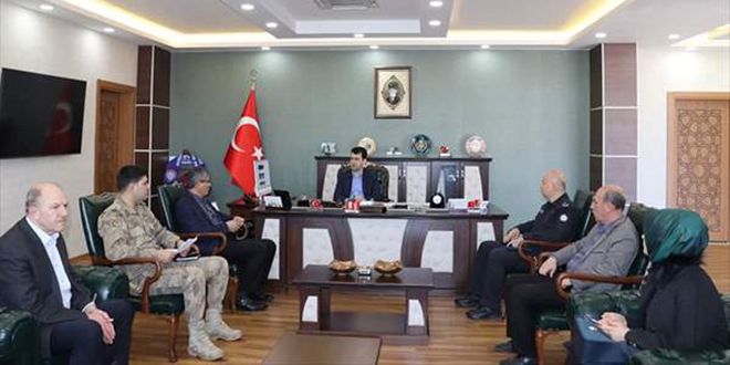 Bu ilçelerde 3'ten fazla kişinin yan yana yürümesi yasaklandı