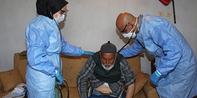 Evinden çıkamayan yaşlıların ayağına doktor ve hemşire hizmeti