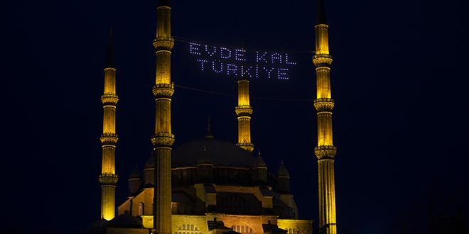 Selimiye Camisi'ne 'Evde Kal Trkiye' mahyas asld
