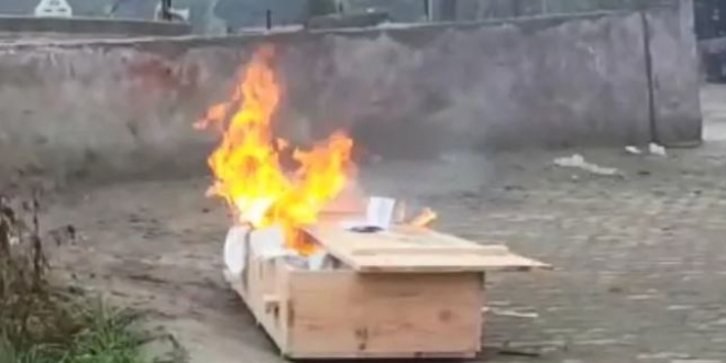 Cenazeden sonra tabutu yaktılar