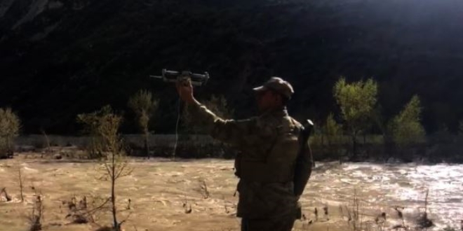 Jandarma yaşlı kadına ilaçlarını drone'la ulaştırdı