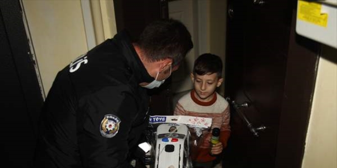 Polis amcaları İlker'in oyuncak araba isteğini karşıladı