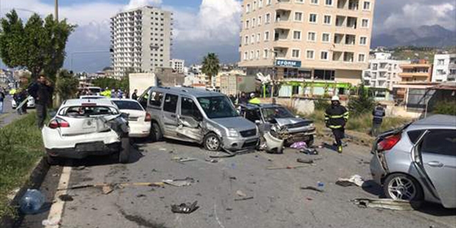 Freni boşalan tır araçlara çarptı: 5 ölü