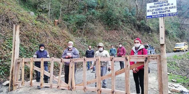 Rize'de iki muhtar mahalle girişine kapı yerleştirdi