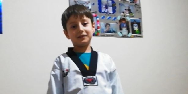 Küçük çocuk, göremediği hemşire annesi için video çekti