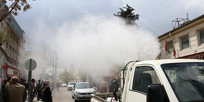 Sosyal mesafe uygulanmadı, belediye araçla dezenfektan püskürttü