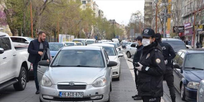 Ehliyetsiz sürücü polisi görünce yan koltuğa geçse de kurtulamadı