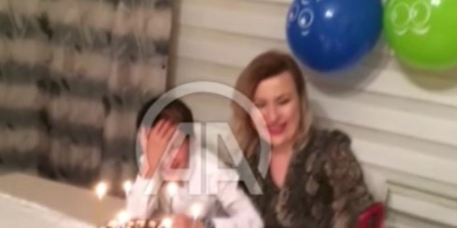 Sağlıkçı anne babadan çocuklarının doğum günü için görüntülü kutlama
