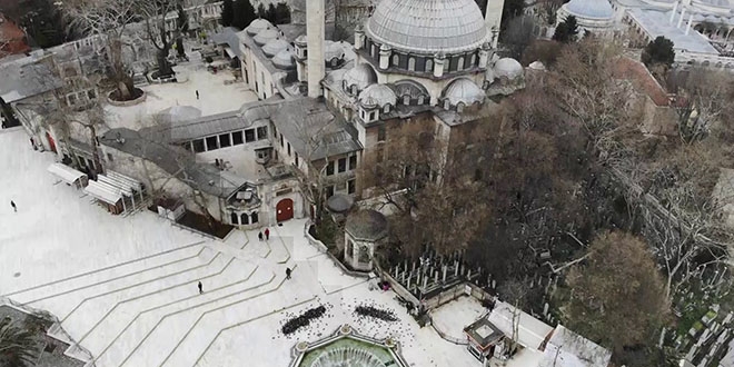 Eyüp Sultan Camii'nin avlusu kuşlara kaldı