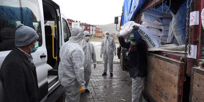 ��retmen ve ��rencilerden 9 t�r un yard�m�