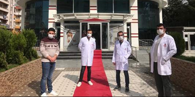 Koronavirüsü yenen hastalar alkışlarla taburcu ediliyor
