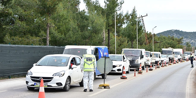 Bodrum'a günde 12 bin araç, bir ayda 100 bin tatilci akın etti