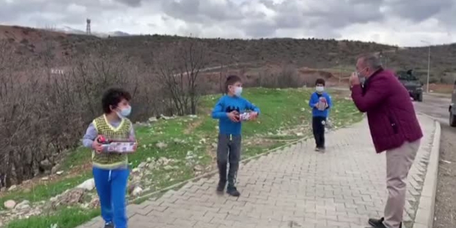 Vali, yolda gördüğü çocukları, oyuncak verip evlerine gönderdi