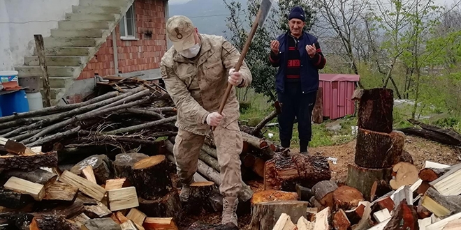 Asker bu sefer duayı odun kırarak aldı