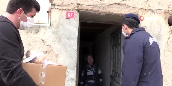 Kapılarında yardıma gelen jandarma komutanını görünce duygulandılar