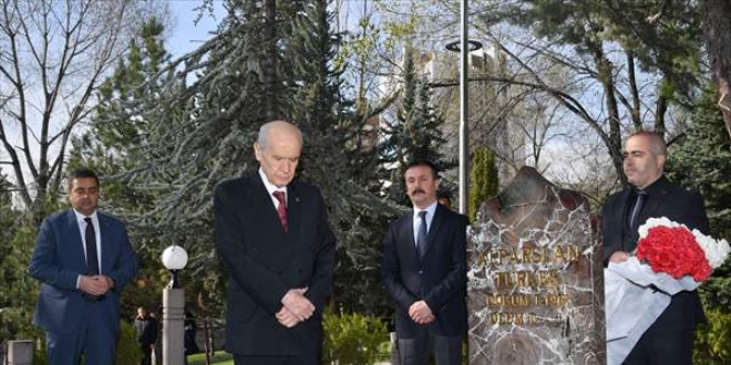 Bahçeli, Alparslan Türkeş'in mezarını ziyaret etti
