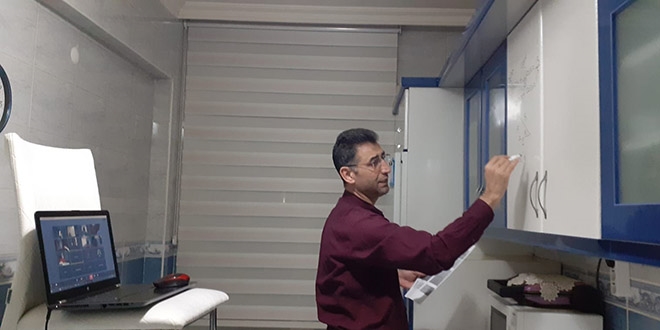 Öğretmenden örnek davranış, dolap üzerinde ders anlattı