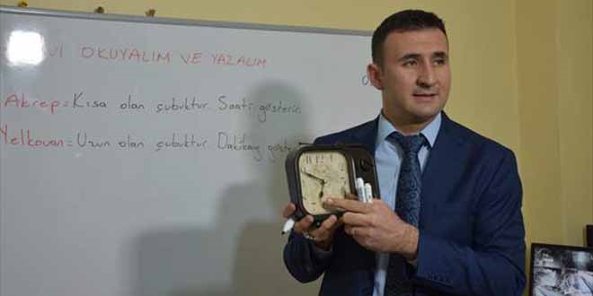 Evinin bir odasını sınıfa çevirdi, öğrencilerine online ders anlatıyor