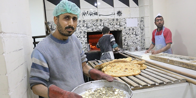 Madeni paraları fırında ısıtıp müşterilere veriyor