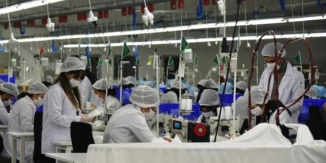 Ağrılı kadınlar Tekstilkent'te maske üretiyor