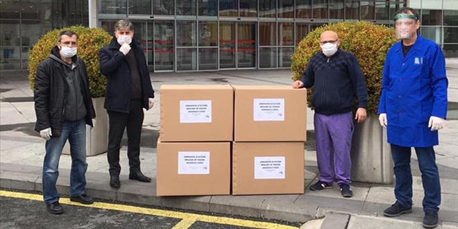 ��retmenlerden sa�l�k �al��anlar�na maske deste�i