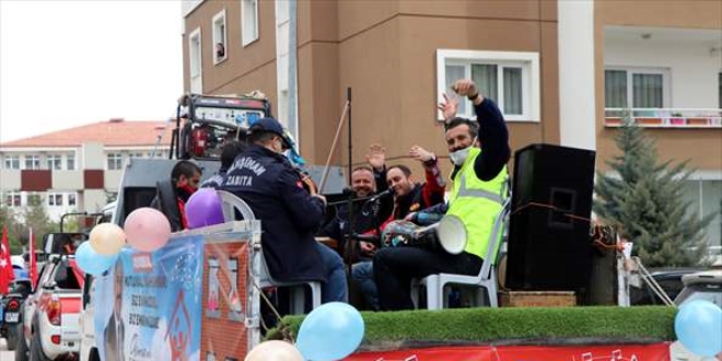 Belediye personelinden oluşan müzik grubu kamyon üzerinde konser veriyor