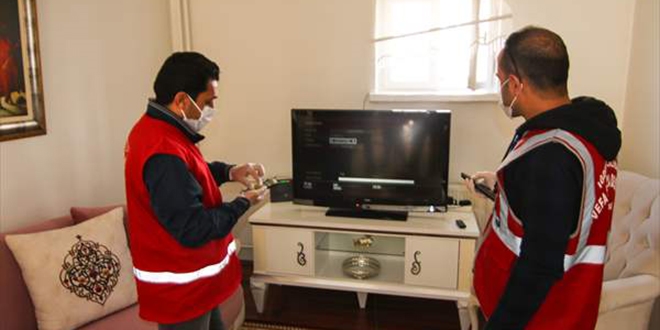 Öğretmenler öğrencilerin EBA TV ayarlarını yapmak için köy köy dolaşıyor