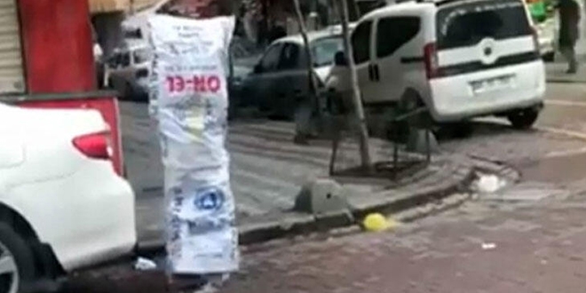 Koronavirüse karşı başından aşağı çuval geçirip gezdi