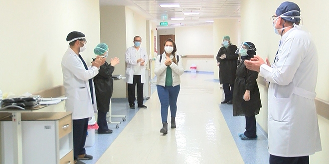 Koronavir�s tedavisi tamamlanan hem�ire alk��larla taburcu edildi