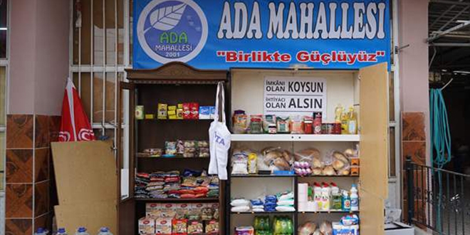 Kütahya'da ihtiyaç sahipleri için sokağa yardım rafı kuruldu