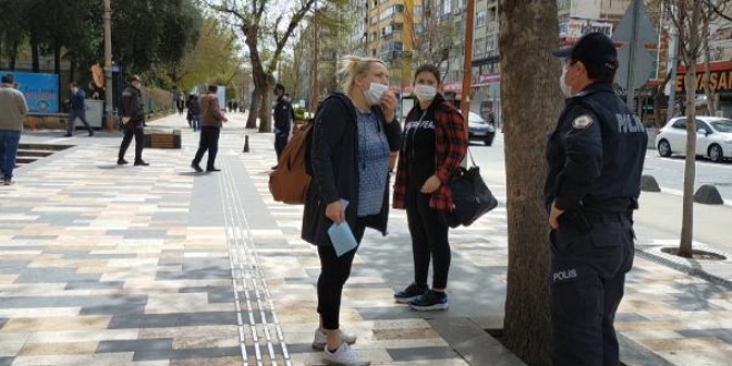 14 yaşındaki kızıyla sokağa çıkan anneden şok sözler