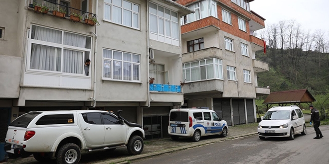 Rize'de, karantina firarisinin binasında polis bekliyor
