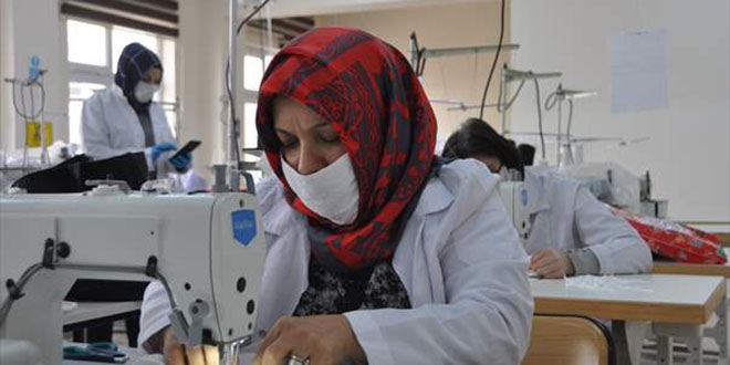 Meslek lisesinin gönüllü öğretmenleri cerrahi maske üretiyor