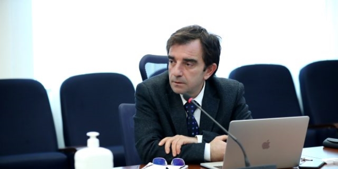 Rektör, koronavirüsü izole eden profesörü tebrik etti