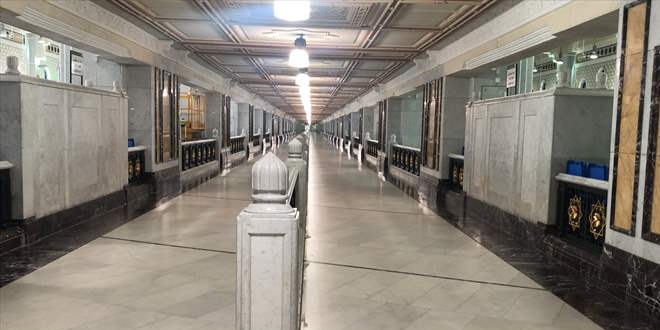 Kabe'nin etrafında sadece görevliler bulunuyor