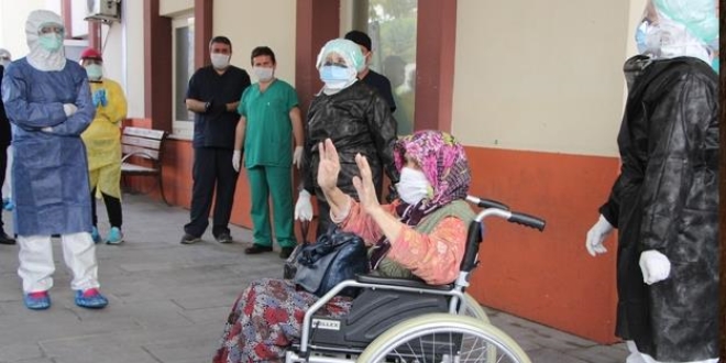Kovid-19'dan kurtulan kadından 'Evde Kal Türkiyem' mesajı