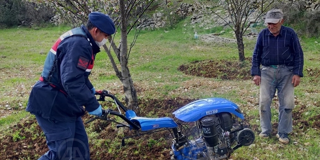 Evinden çıkamayan çiftçinin tarlasını jandarma çapaladı