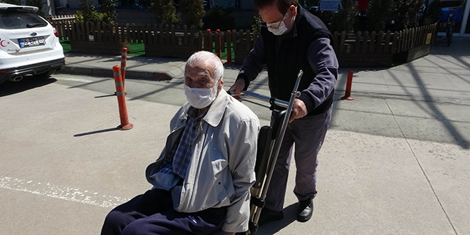 96 yaşındaki baba ile 65 yaşındaki oğlu koronavirüsü yenerek taburcu edildi