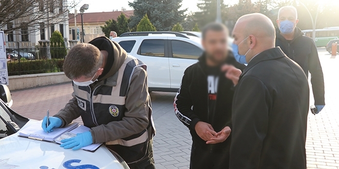 Kapalı caddeye, maskesiz giren 8 kişiye 24 bin TL ceza