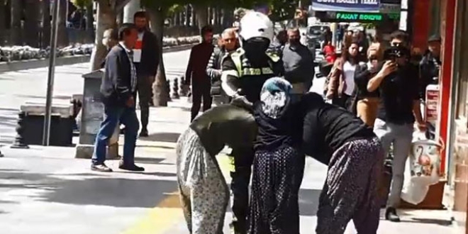 Kavga eden dilencilere polisten biber gazlı müdahale