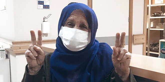 Koronavirüsü yenen yaşlı kadın alkışlarla taburcu edildi