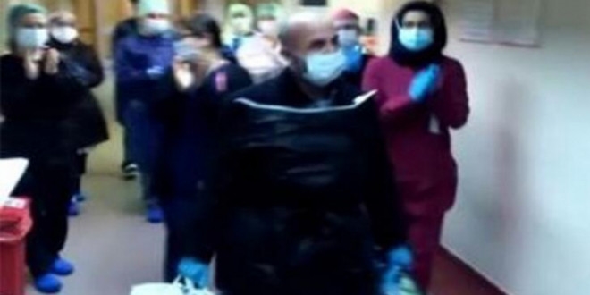 Koronavirüsü yenen sağlık çalışanı, alkışlarla taburcu edildi