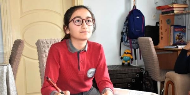 Okulunu özledi, EBA'yı formasını giyerek takip ediyor